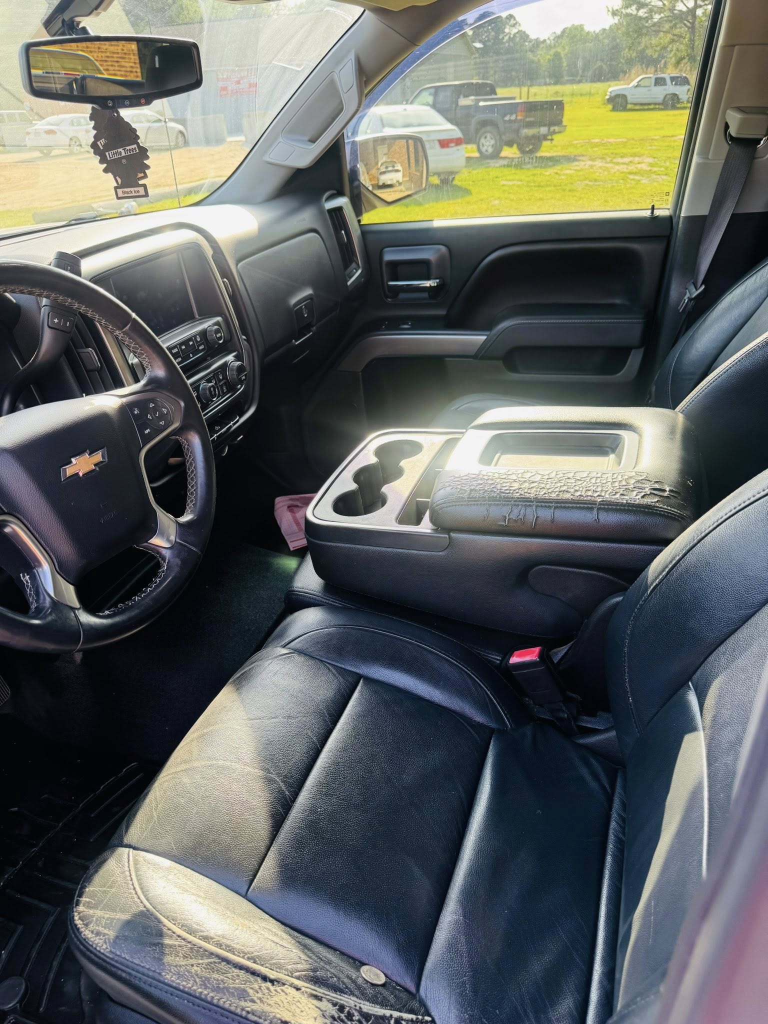
2015 Chevrolet Silverado LT full									