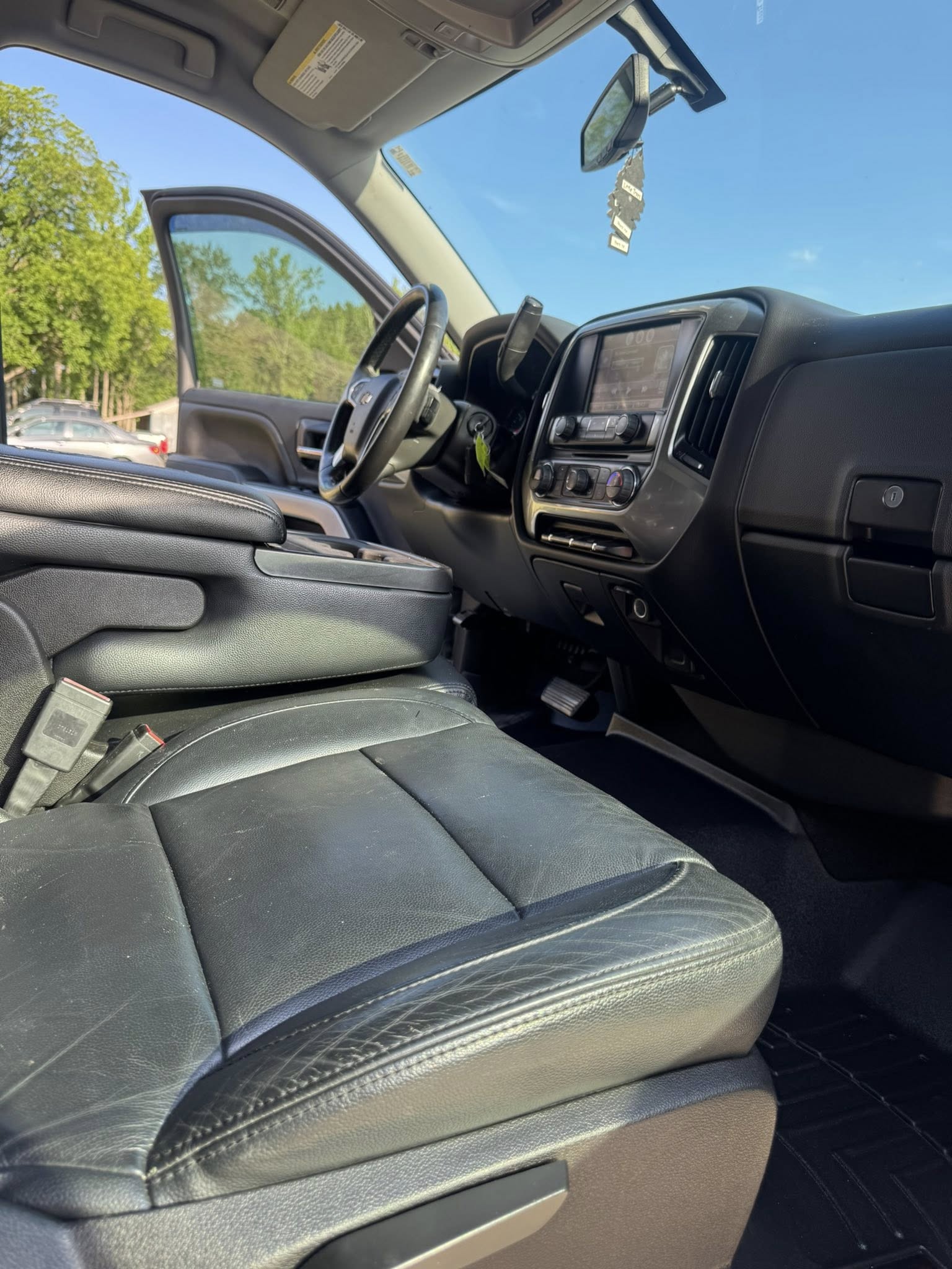 
2015 Chevrolet Silverado LT full									