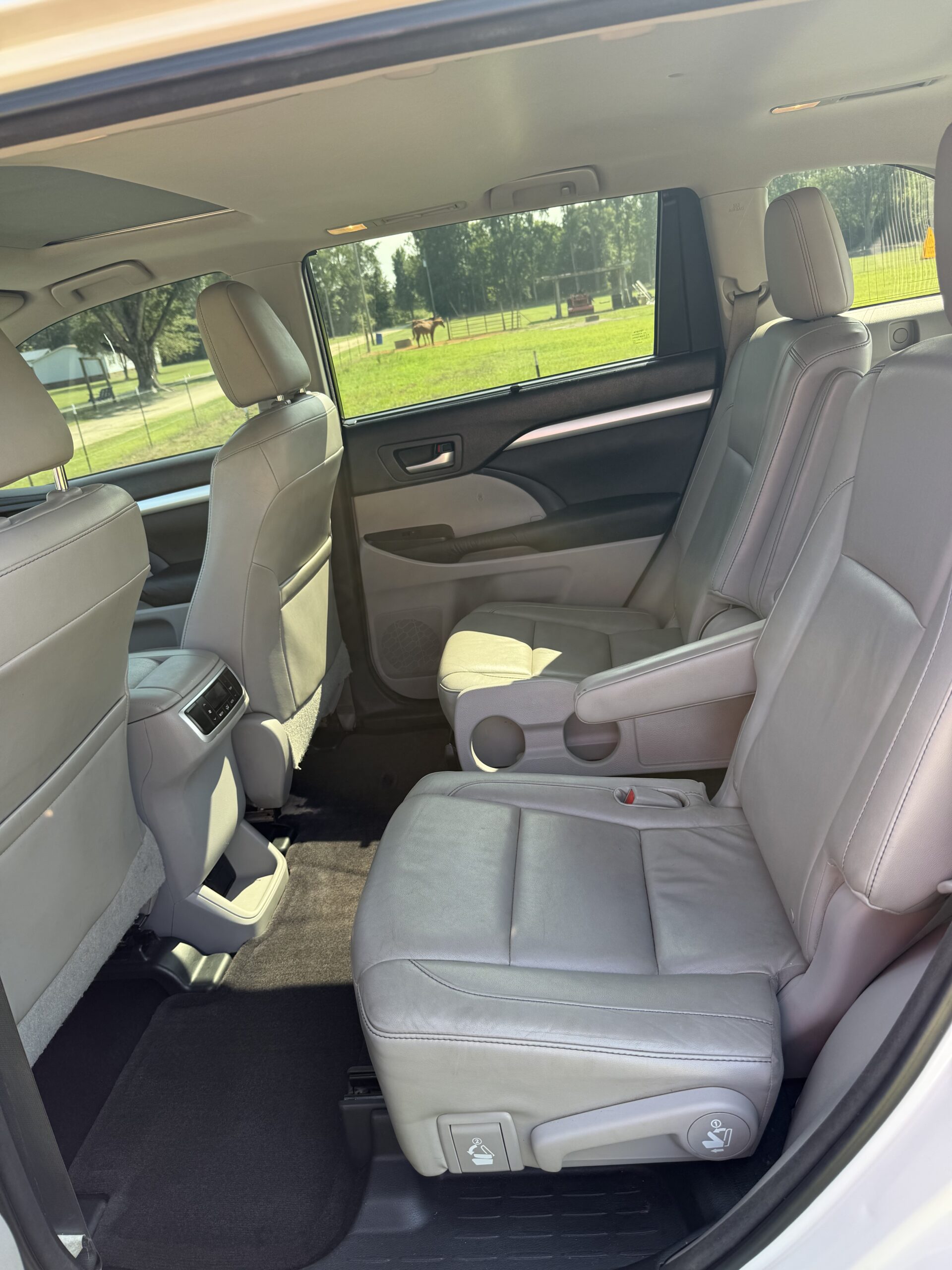 
2015 Toyota Highlander full									